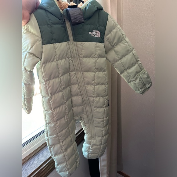 The North Face snowsuit - Picture 1 of 7